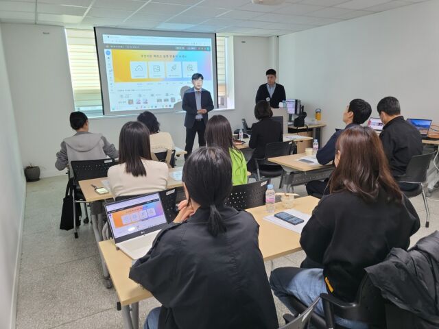 안녕하세요 영주사회적경제지원센터입니다 😊  상반기 인기 있었던, “SNS홍보마케팅 실무교육:기초편”에서 하반기 심화편을 만들어 달라는 의견이 있었습니다.  그!래!서! 상반기 교육의 심화편 [제품사진 촬영기법교육]을 23일(수) 진행하였습니다  ⭐매력있는 제품 사진 연출을 위한 구도 ⭐제품의 개성 표현을 위한 스타일링으로 직접 촬영 ⭐사진의 완성도를 높이기 위한 보정프로그램을 활용하여 직접 보정해보기 등.  사회적경제기업 대표님과 실무자분들께서 직접 참여하는 실습 위주의 교육이다보니, 더 집중하시고 참여에도 적극적이셨습니다.  이번 교육을 통하여, 기업의 홍보마케팅에 도움이 되길 기대해 봅니다 🧡